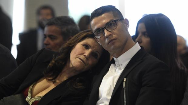 La madre de Cristiano Ronaldo se recupera de su infarto cerebral bajo el sol de Madeira