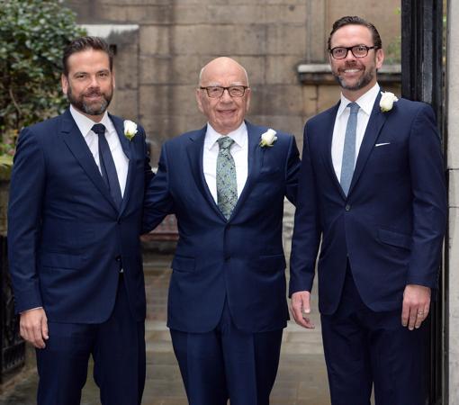 Rupert Murdoch, con sus hijos James (derecha) y Lachlan