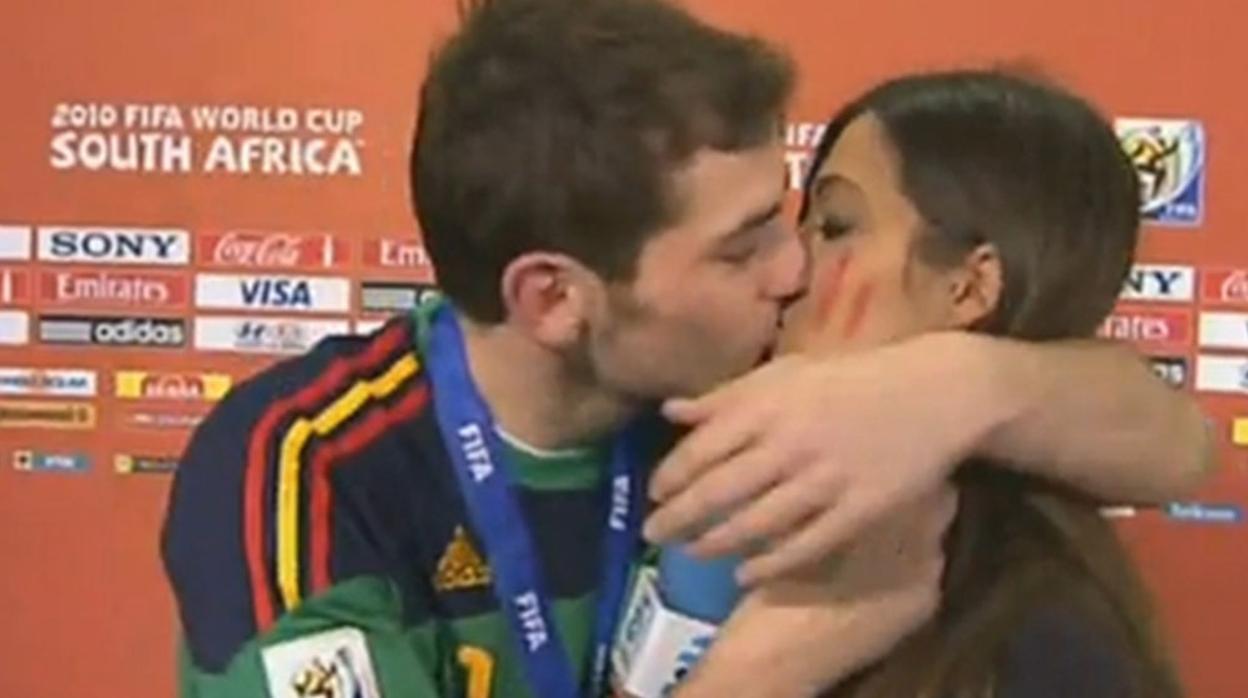 El beso del guardameta y la periodista se convirtió en una de las anécdotas más comentadas del Mundial de Sudáfrica