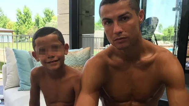 La Policía investiga al hijo de Cristiano Ronaldo por conducir solo una moto de agua
