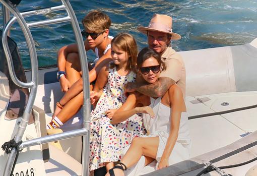 David y Victoria Beckham, con Cruz y Harper, en Cannes