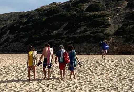 Simón y sus acompañantes abandonan la playa