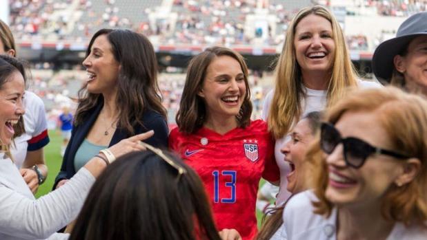 Natalie Portman da alas al fútbol femenino en Los Ángeles
