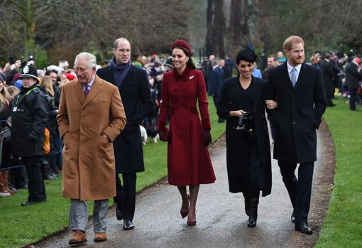 El Príncipe Carlos junto a sus hijos y sus nueras