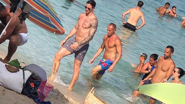 El chiringuito de los famosos en Ibiza recibe a Fernando Torres
