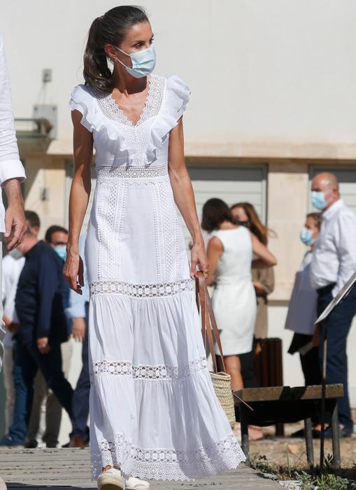 Vestido ibicenco, volantes y «crochet», el impecable «look» de Letizia para su último día en Baleares