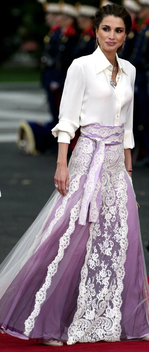El look más copiado De Givenchy, falda lila con encaje, combinada con camisa de corte masculino