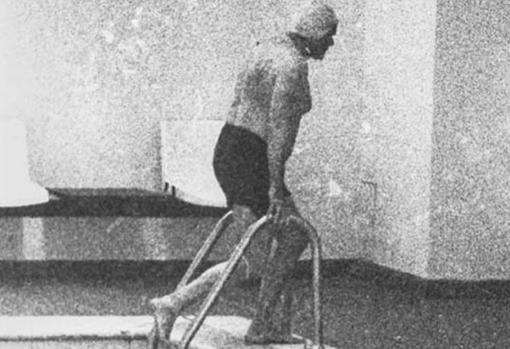 Juan Pablo II en la piscina de Castel Gandolfo