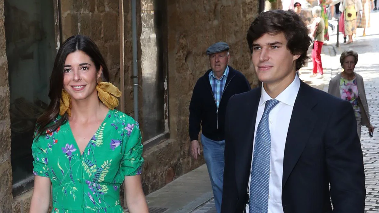 Carlos Fitz-James Stuart y Belén Corsini en junio de 2019, durante la boda de Valentina Zuloaga en Zumaia
