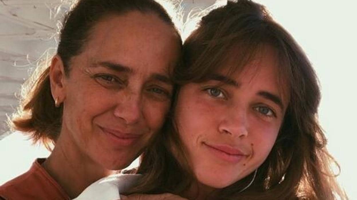 Blanca Suelves y su hija Blanca Osorno, en una veraniega imagen