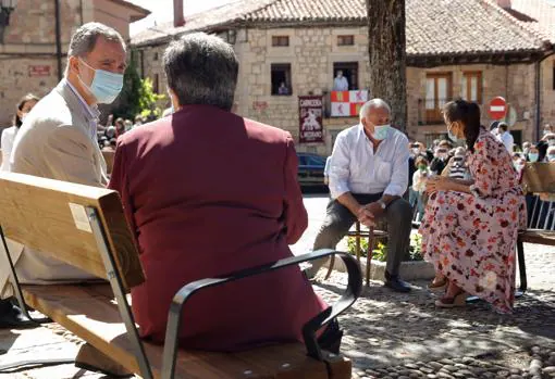 El Rey Felipe y la Reina Letizia durante un encuentro con personas mayores en la Plaza Plazuela de Vinuesa, Soria
