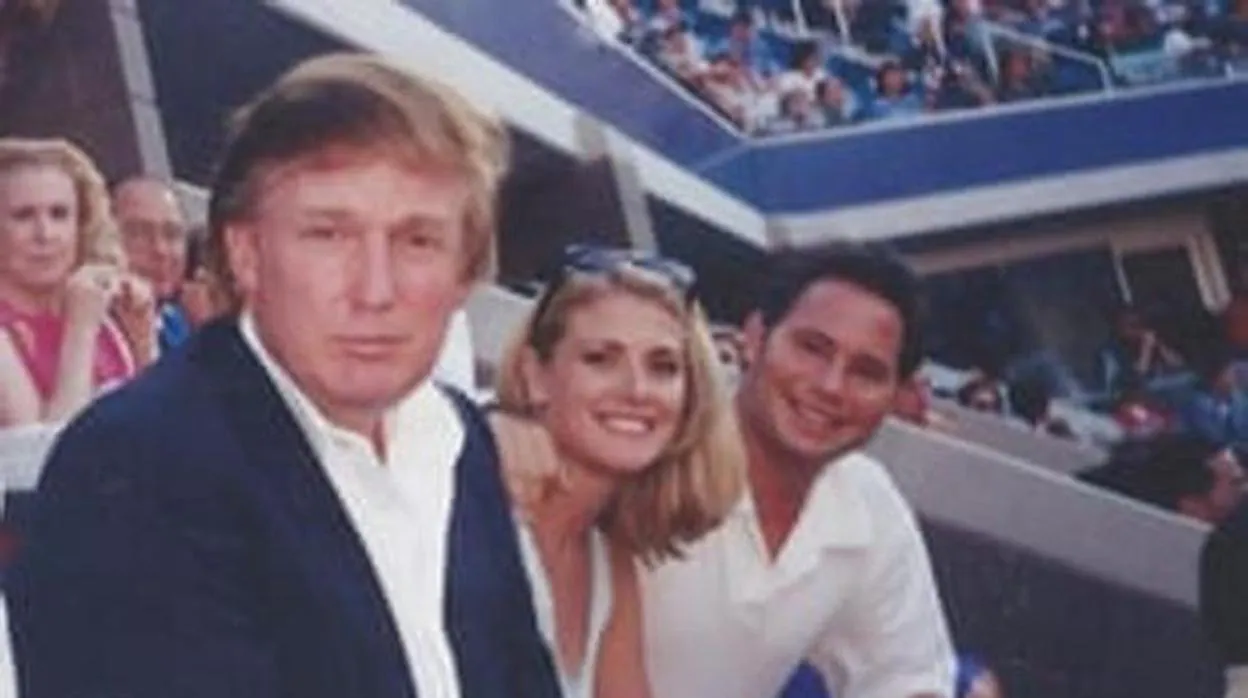 Una de las fotos proporcionadas por la exmodelo, se puede ver junto a Trump