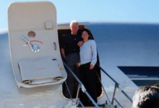 Ghislaine Maxwell y el expresidente de EE.UU. a punto de entrar en el «Lolita Express», como se conoce el avión privado de Epstein