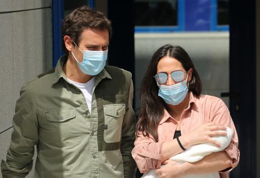 El expolítico y la cantante. Malú y Albert Rivera, con su hija Lucía, a la salida del hospital en Madrid , el pasado 8 de junio