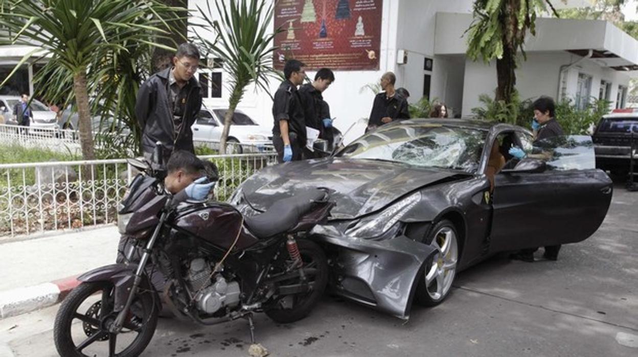 Varios policías examinan el Ferrari dañado en la casa del fallecido fundador de Red Bull, Chaleo Yoovidhaya