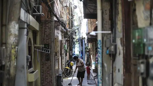 Hallan deambulando por una favela de Brasil a una modelo desaparecida hace un año en Nueva York