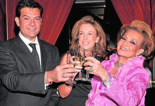 Su 80 cumpleaños fue el último que Carmen Sevilla celebró en público. Arriba, con su hijo Augusto y su nuera