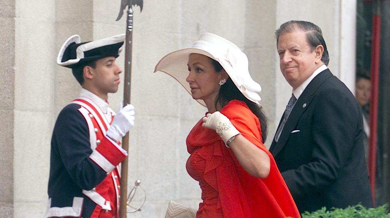 Fernando Falcó y Esther Koplowitz en la boda del entonces Príncipe Felipe y Doña Letizia