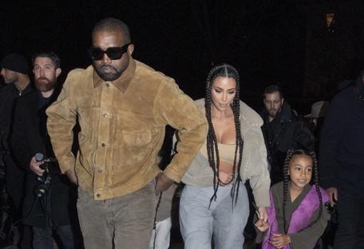 Kanye West y Kim Kardashian junto a su hija mayor, North West