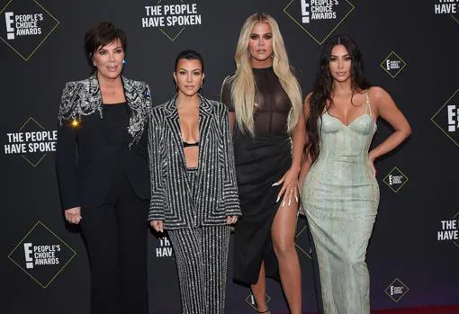 Kris Jenner junto a sus tres hijas mayores, Kourtney, Khloé y Kim