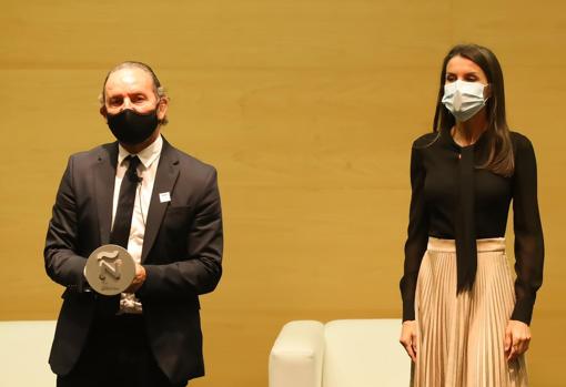 Custo Dalmau, junto a la Reina Letizia, en la entrega de premios