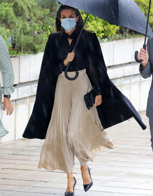 La Reina hace un guiño a la moda tras meses de repeticiones