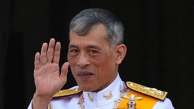 Un caniche con rango de mariscal, concubinas y cuatro bodas: los caprichos del Rey de Tailandia