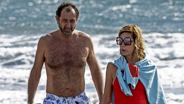 El romántico paseo por la playa de Ágatha Ruiz de la Prada con su novio Luis  Gasset