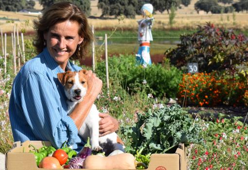 Blanca Entrecanales, en su granja ecológica de la Dehesa El Milagro, en Alcañizo (Toledo)