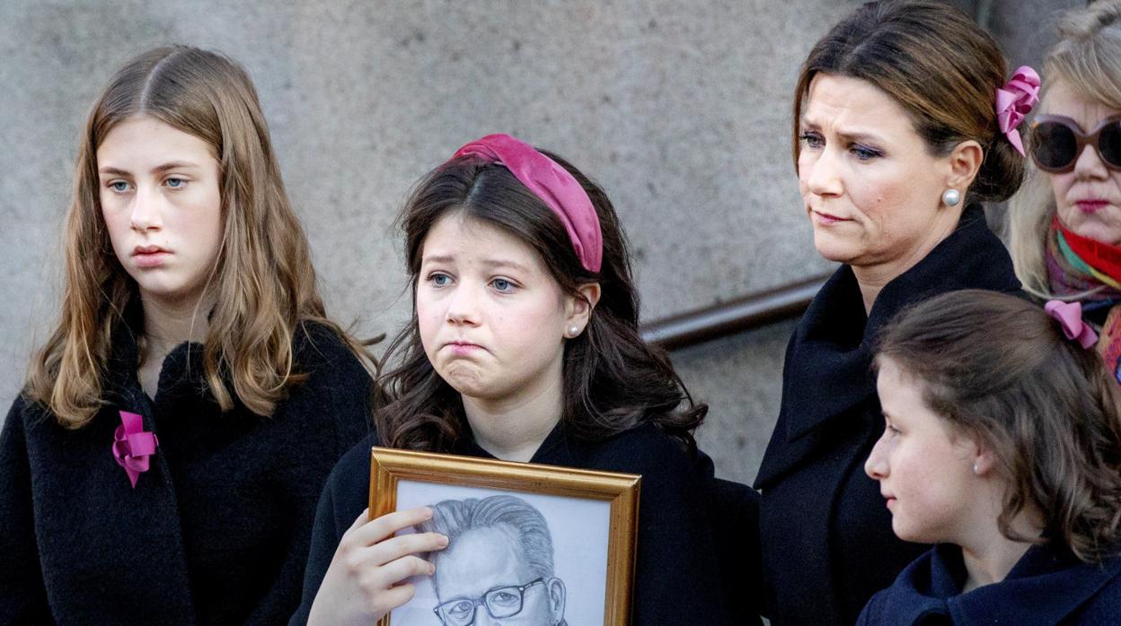 Marta Luisa de Noruega junto a sus tres hijas, durante el funeral de su exmarido