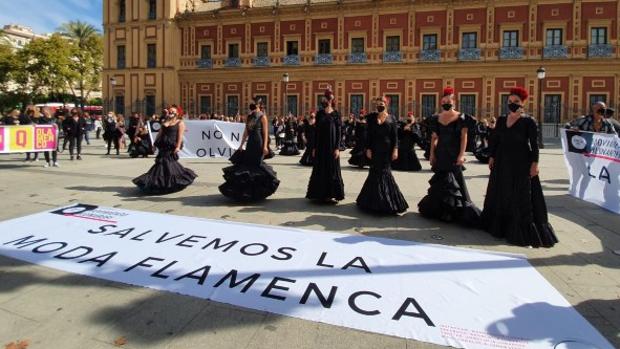 La moda flamenca se une para reclamar ayudas para un sector de luto
