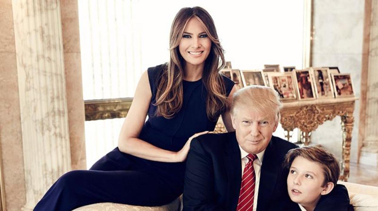 Donald y Melania Trump junto a su hijo Barron en su ático en Nueva York