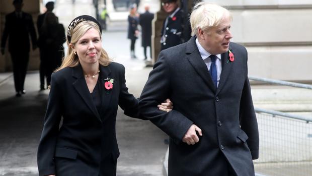 La alargada mano de Carrie Symonds en el 10 de Downing Street