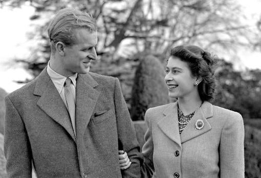 Isabel II y Felipe de Edimburgo celebran su 73 aniversario confinados en Windsor