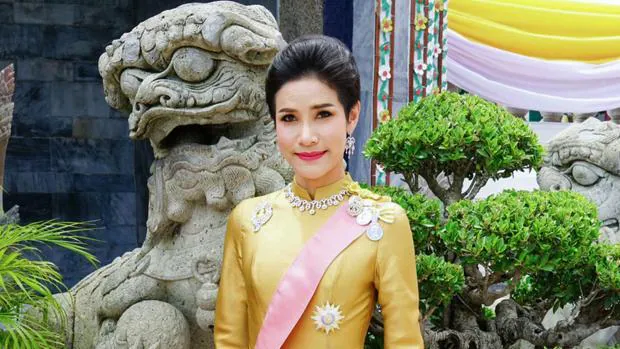 Se filtran más de 1.000 fotos íntimas de la concubina oficial de Rama X, ¿una venganza de la Reina Suthida?