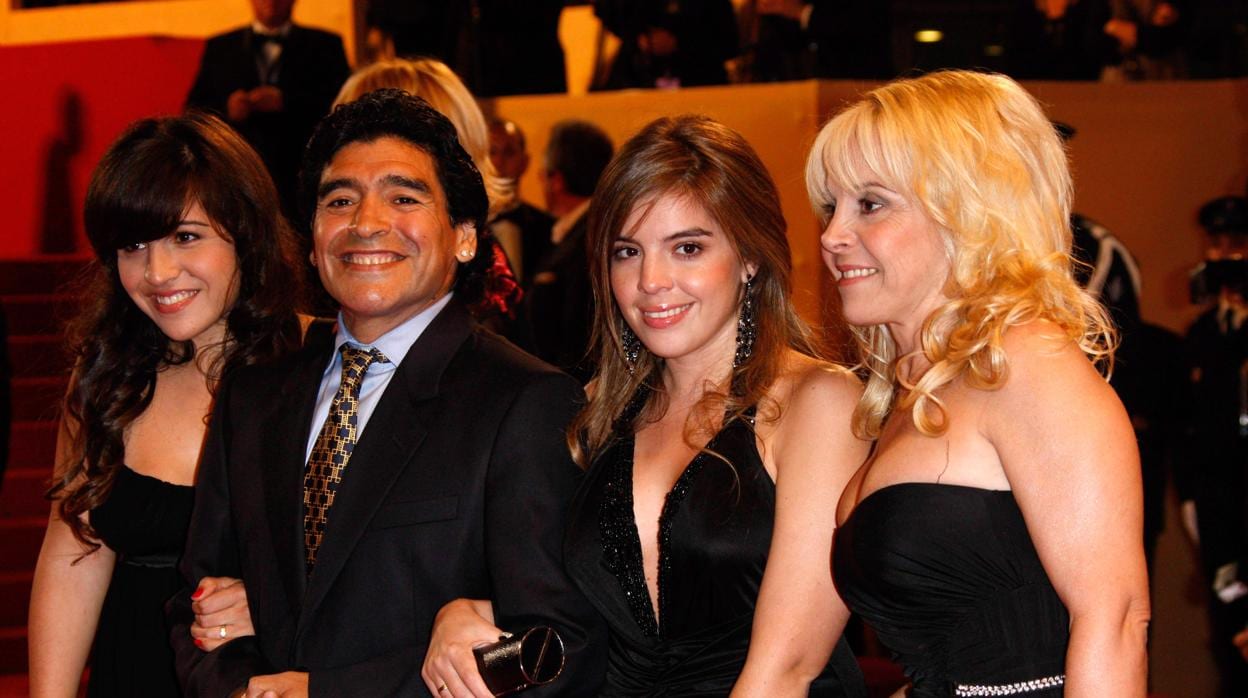 Maradona con su exmujer y sus dos hijas