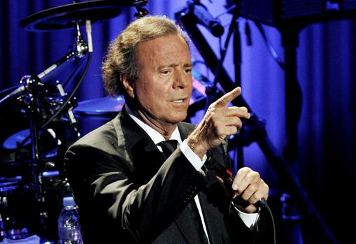 Julio Iglesias durante un concierto