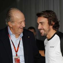Fernando Alonso saluda a Don Juan Carlos tras una carrera de F1