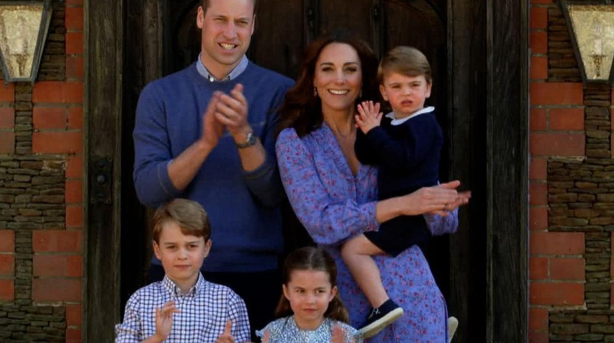 Los duques de Cambridge junto a sus tres hijos los Príncipes Jorge, Carlota y Luis
