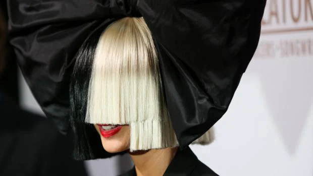 «Manténganse alejadas de Shia LaBeouf»: la cantante Sia se suma a las acusaciones contra el actor
