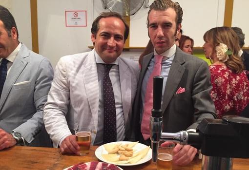 Alberto, con un amigo en la Feria de Sevilla