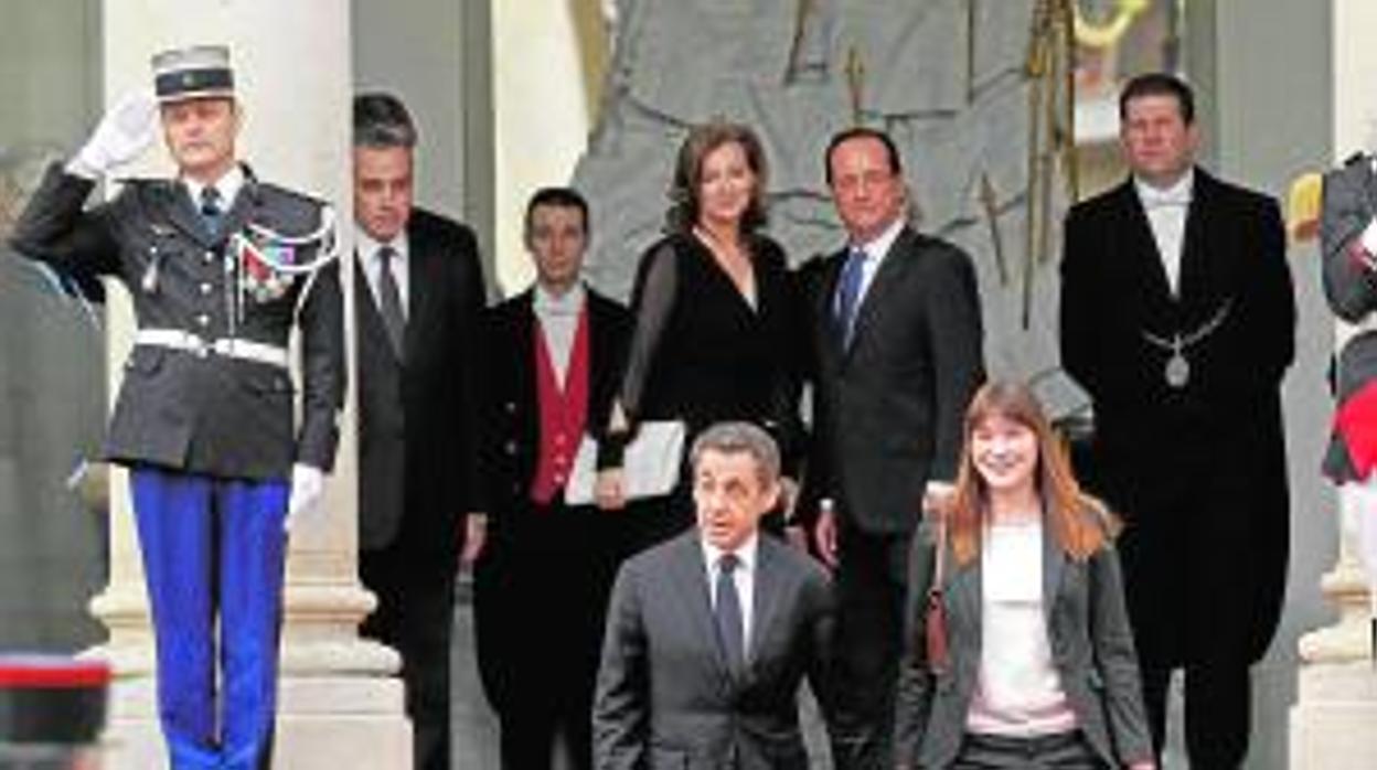 El penúltimo relevo en el Elíseo entre los Sarkozy y los Hollande