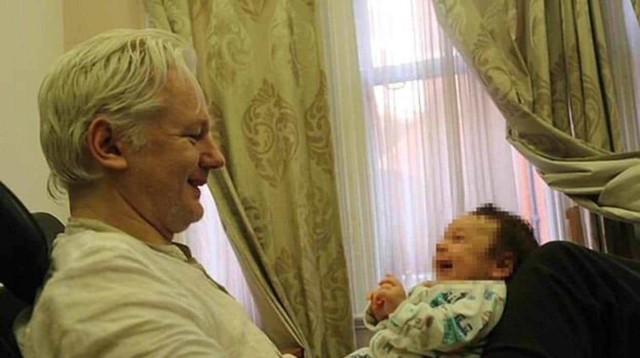 Julian Assange, junto a uno de sus hijos, cuando era un bebé de meses