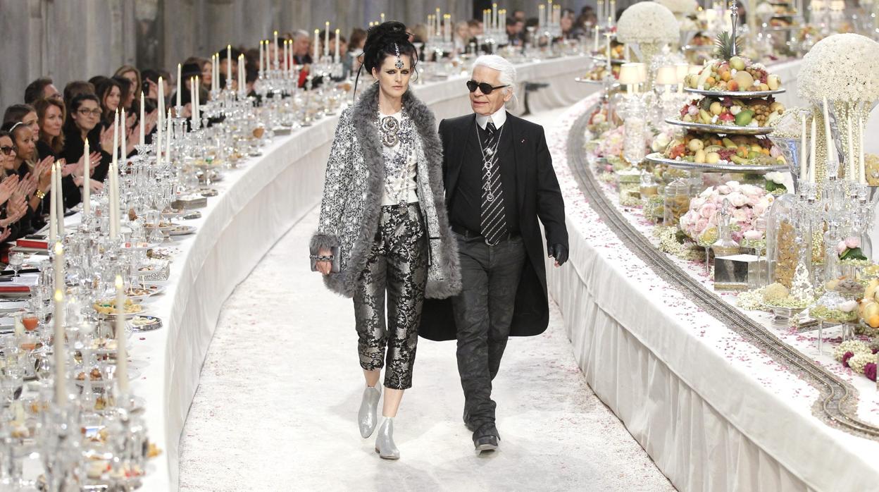 Tennant y su descubridor, Karl Lagerfeld, en un desfile para Chanel