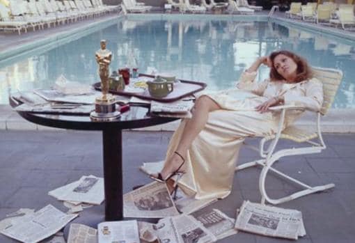 Faye Dunaway en una sesión de fotos en el Beverly Hills Hotel tras ganar su Oscar por la película «Network»