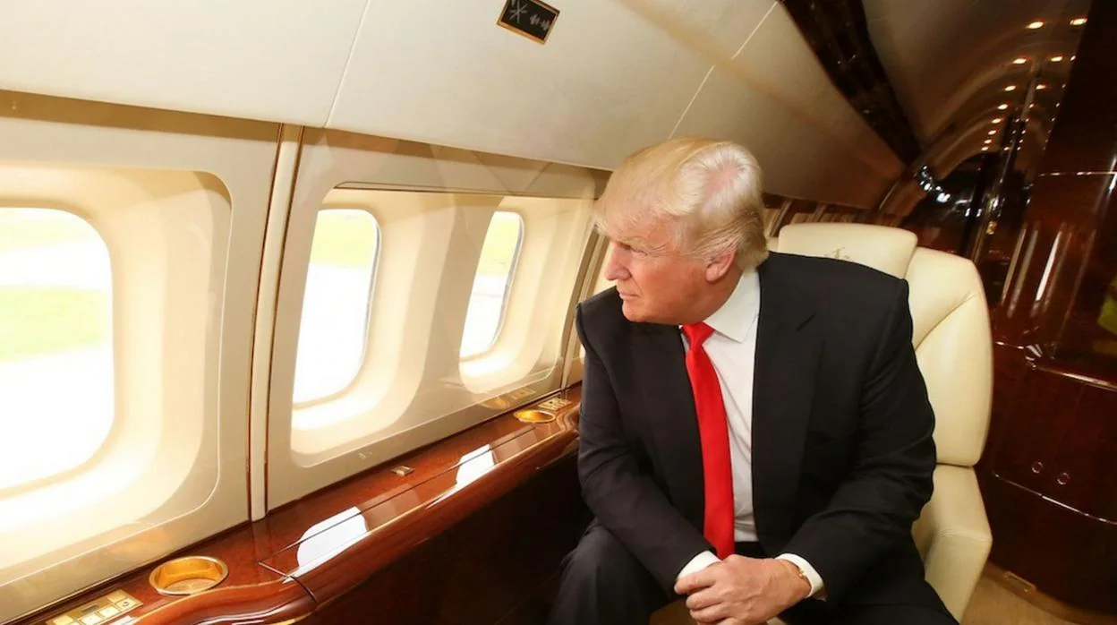 El magnate y en breve expresidente a bordo del «Air Force Trump» en 2015
