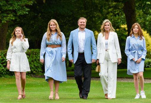 Los Reyes de Holanda junto a sus tres hijas