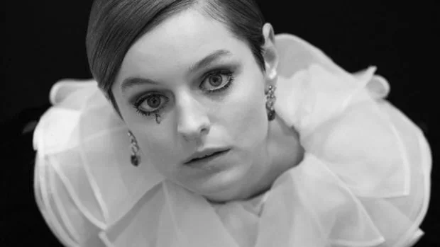 El look de «payaso triste» de Emma Corrin para recoger el premio por su papel de Lady Di