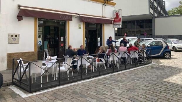 Casa Palacios estrena terraza con una tarima en la calzada