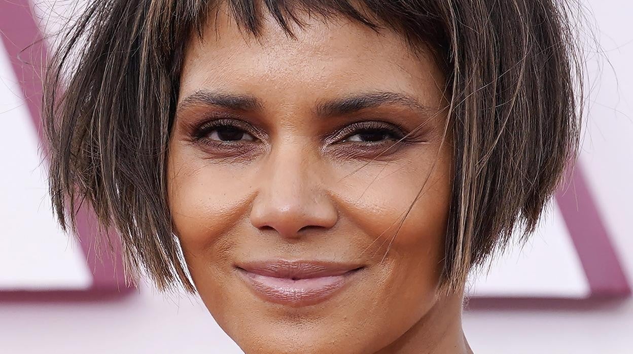 Halle Berry, a la izquierda en los Oscar 2021; a la derecha su anterior peinado.